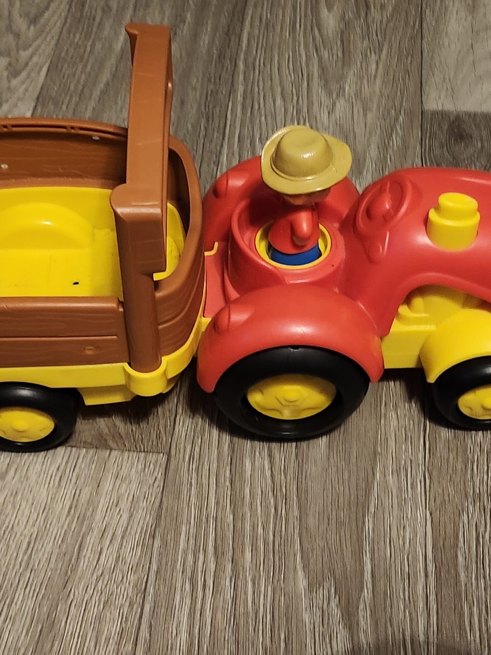 2011 FISHER PRICE LITTLE PEOPLE TOW & PULL TRACTOR & WAGON W/Sounds & Farmer